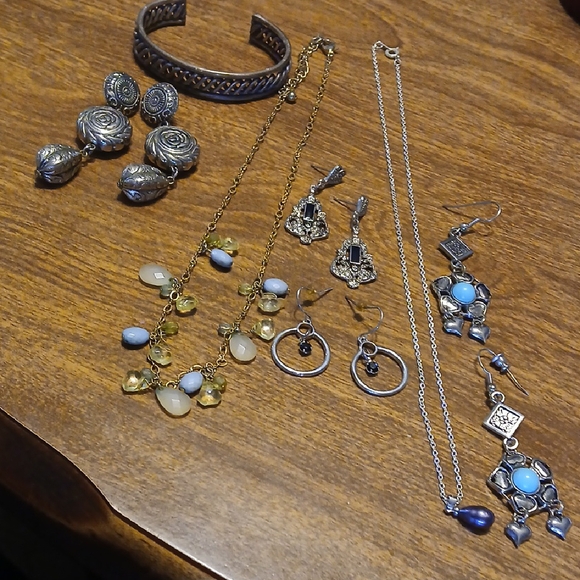 Elegant Silvertone and Goldtone Jewelry Set - Picture 1 of 11